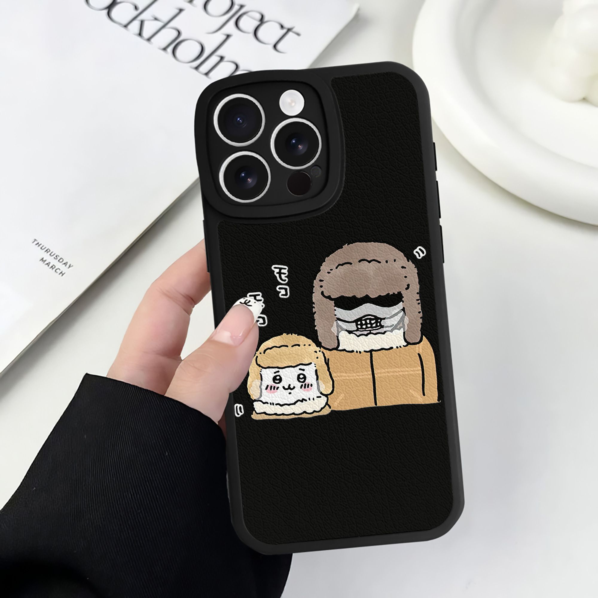 （画像用） ちいかわ 労働の鎧さん Chii-kawa Mr. Armor of Labor 【iPhone 16シリーズ対応】シリコンスマホケース（レザー調） 材質：シリコン